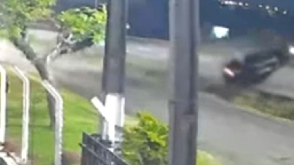 Reprodução de vídeo de câmera de segurança mostra o momento em que o carro da família capota na BR-277, em Guarapuava, após os pais saírem para socorrer o filho vítima de um assalto.