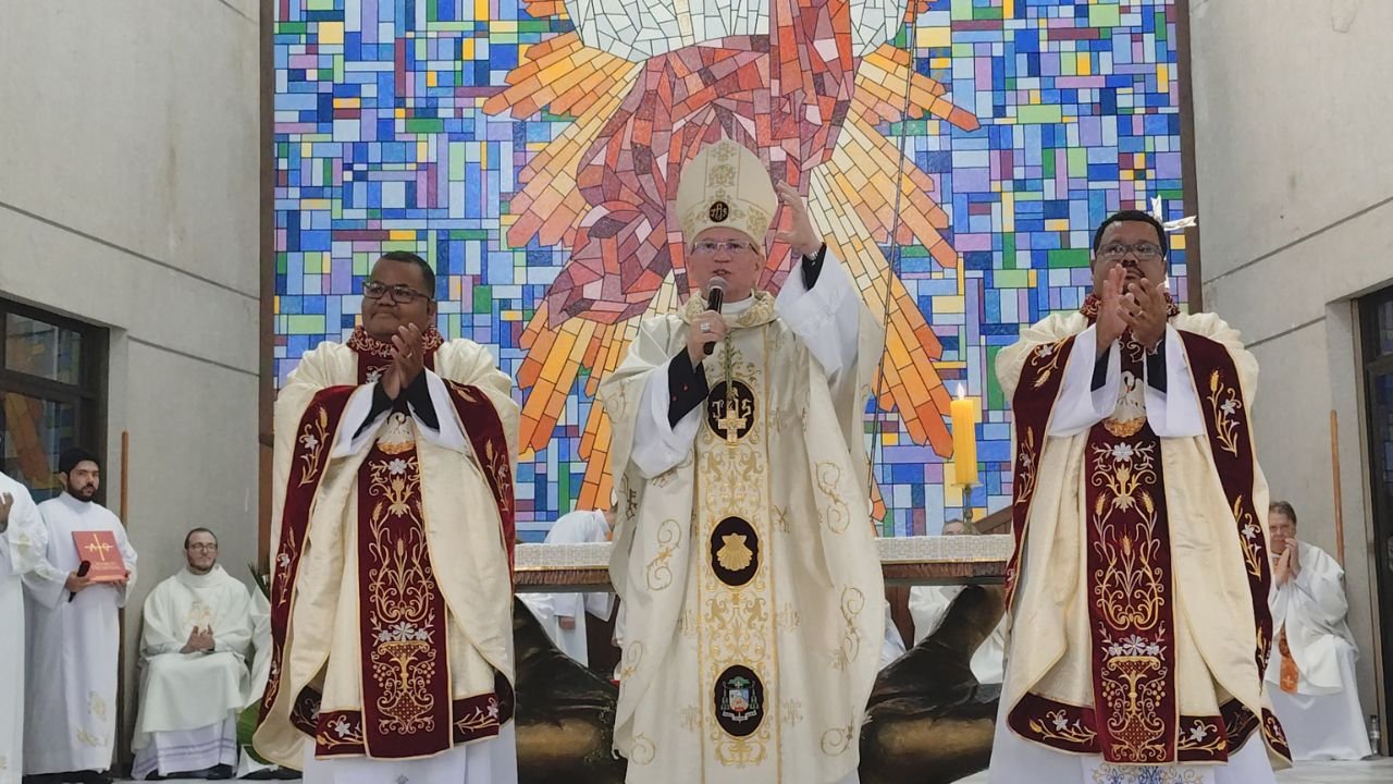 Emerson Luiz Ramos e Anderson Carlos Ramos foram ordenados padres durante celebração na Paróquia Santa Cruz, em Guarapuava. Foto: Jorge Teles/ Diocese de Guarapuava