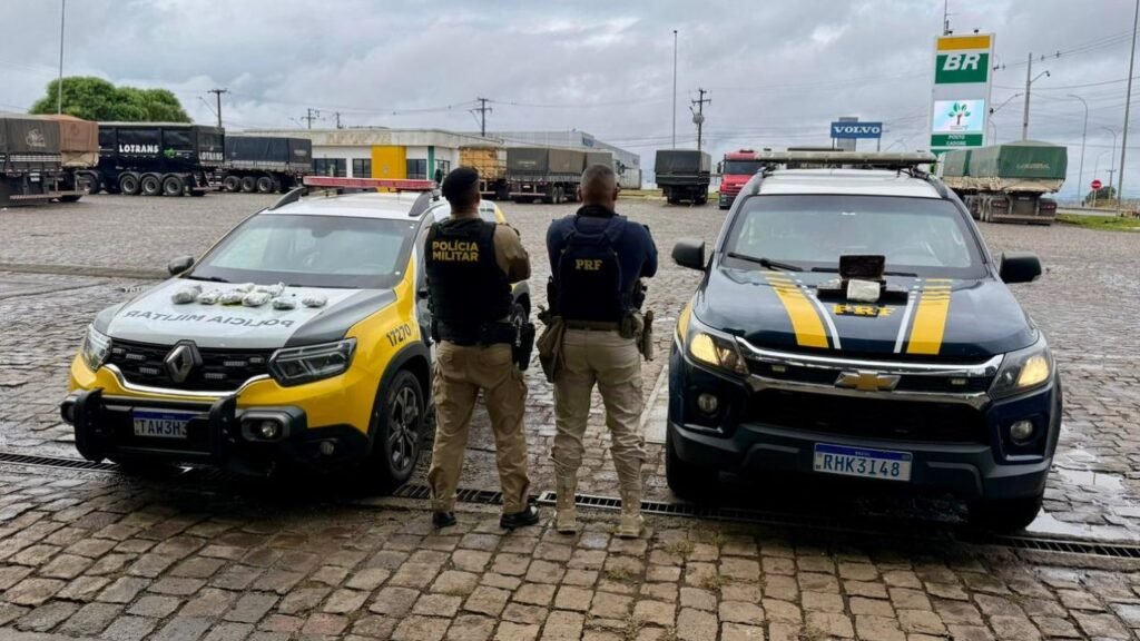 Crack, cocaína e skunk foram encontrados escondidos no tanque de combustível de um veículo abordado na BR-277, em Guarapuava. Crédito: PRF/PMPR
