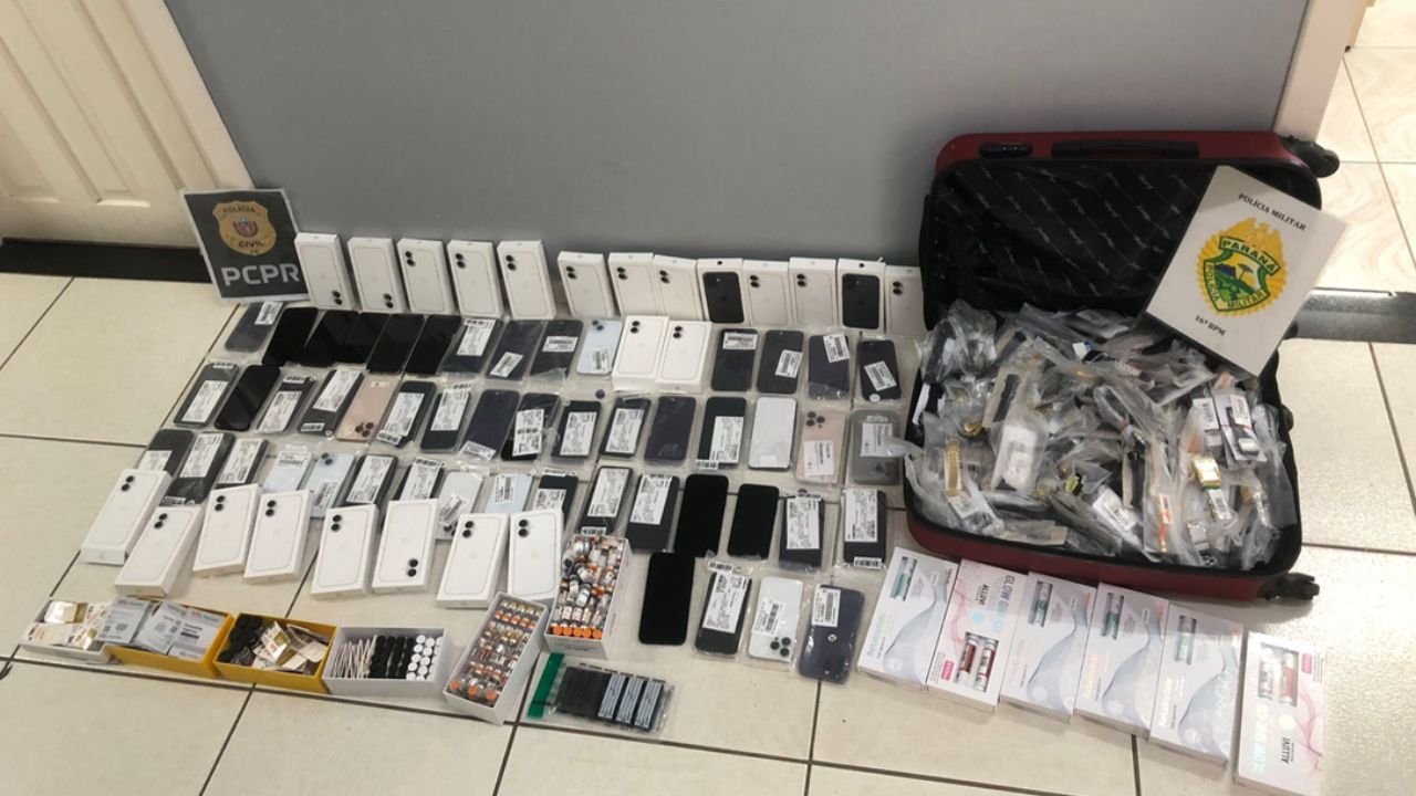 Mercadorias avaliadas em R$ 1 milhão foram apreendidas durante abordagem em ônibus em Guarapuava. Foto: Divulgação/ PM