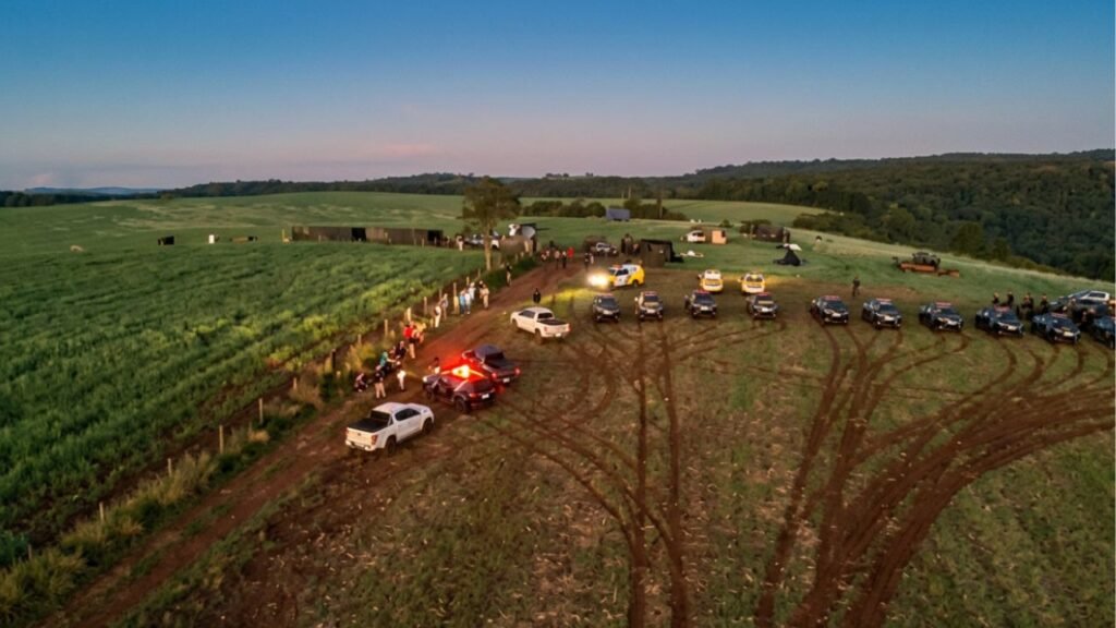 Operação ocorreu em uma propriedade rural de aproximadamente 44,9 hectares e resultou em prisão e apreensões. Foto: Reprodução/ PM