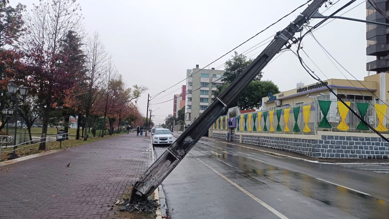 Poste danificado após colisão de veículo na Lagoa das Lágrimas, em Guarapuava.