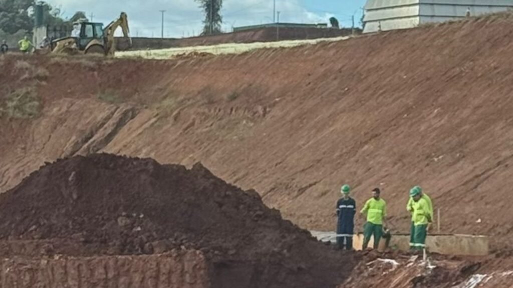Bombeiros e SAMU atuaram no resgate de um trabalhador soterrado durante obras em aterro sanitário às margens da PR-466. Foto: Divulgação/ Corpo de Bombeiros
