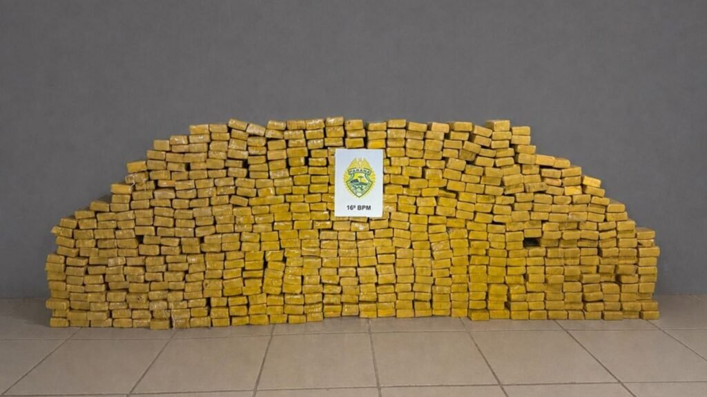 Tabletes de maconha apreendidos durante operação policial realizada em hotel de Pinhão. Foto: Divulgação/ PM