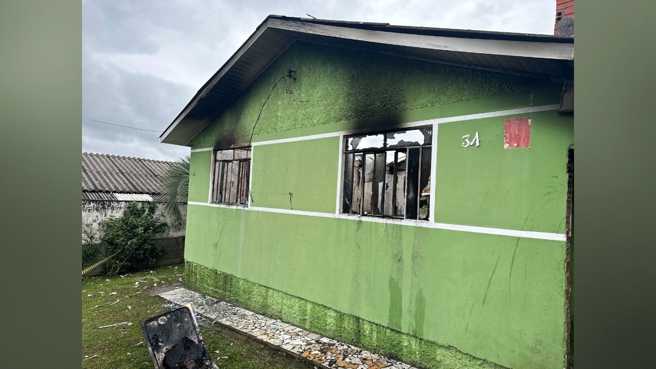Residência destruída por incêndio no Conjunto Molinari, em Irati.