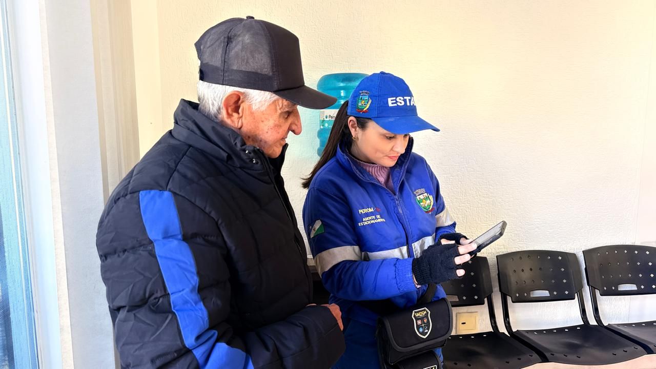 Agentes orientam motoristas sobre novo aplicativo do Estar em Guarapuava. Fotos: Divulgação/ Prefeitura de Guarapuava