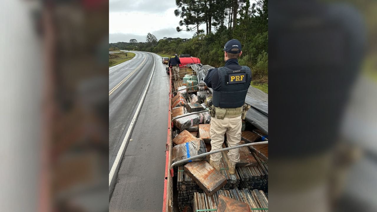 Droga foi encontrada escondida em uma carreta abordada pela PRF na BR-277, em Guarapuava.