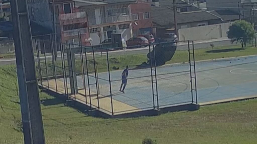 Fuga terminou após o motorista perder o controle da direção e capotar o veículo durante perseguição policial.