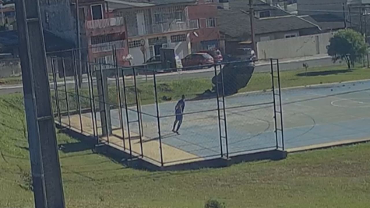 Fuga terminou após o motorista perder o controle da direção e capotar o veículo durante perseguição policial.
