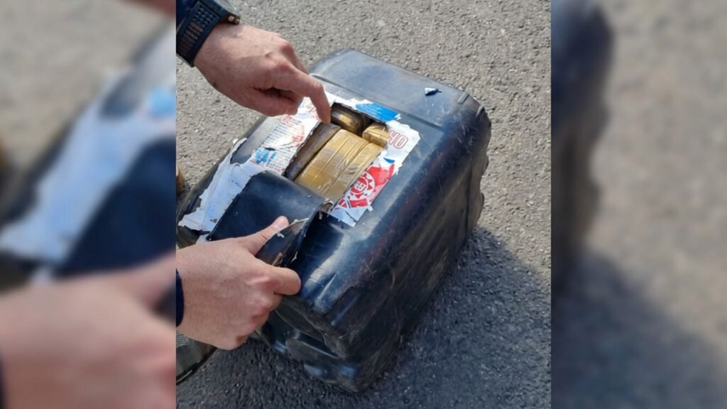 Droga foi encontrada escondida em galões ocultos sob a carroceria de um semirreboque durante fiscalização em Guarapuava.
