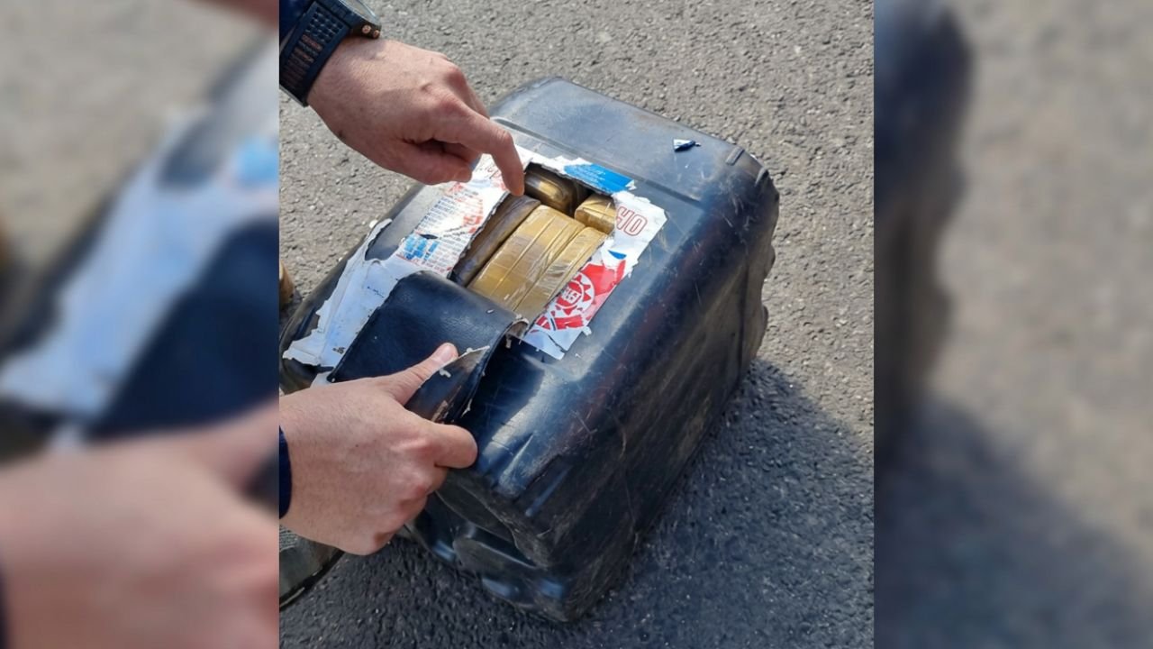 Droga foi encontrada escondida em galões ocultos sob a carroceria de um semirreboque durante fiscalização em Guarapuava.