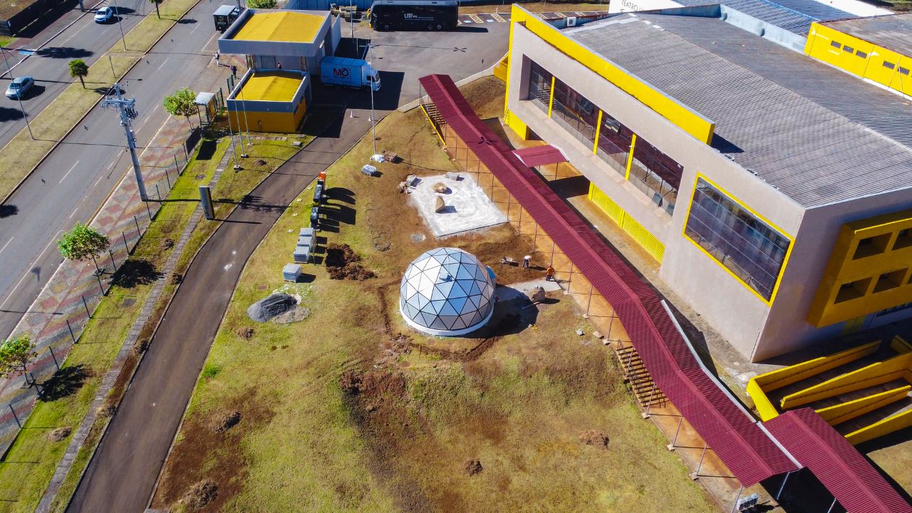 Estrutura do novo Bloco G da UTFPR Guarapuava ao lado do Planetário que será inaugurado para atividades científicas e educacionais.