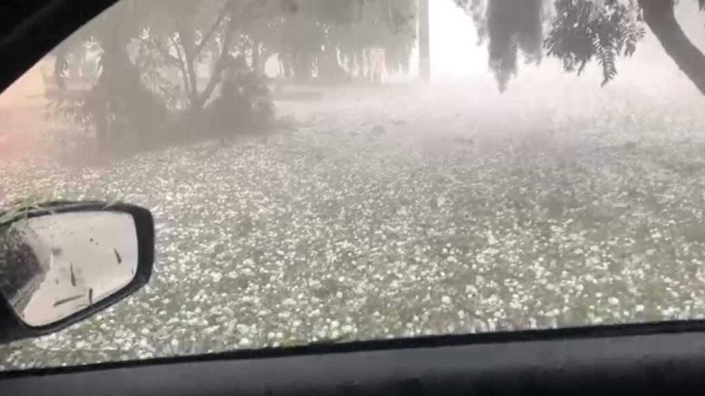 Pedras de granizo de grande tamanho cobriram o chão na Comunidade da Paz, em Candói, durante o temporal registrado na tarde desta terça-feira (30). Foto: Reprodução/ Redes Sociais