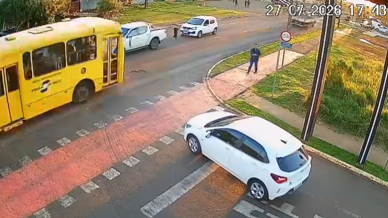 Menino de 8 anos foi atropelado por um ônibus do transporte coletivo no bairro São Cristóvão e encaminhado pelo Samu à UPA Trianon.