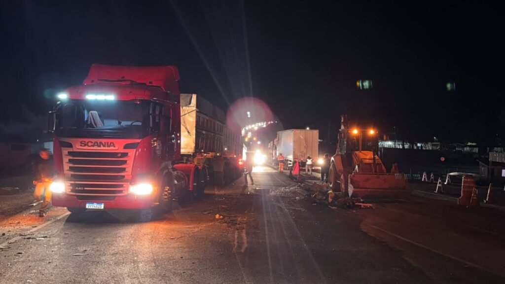 Acidente envolvendo três caminhões foi registrado na tarde desta terça-feira (14), na PR-466, em Turvo. Foto: Divulgação/ PRE