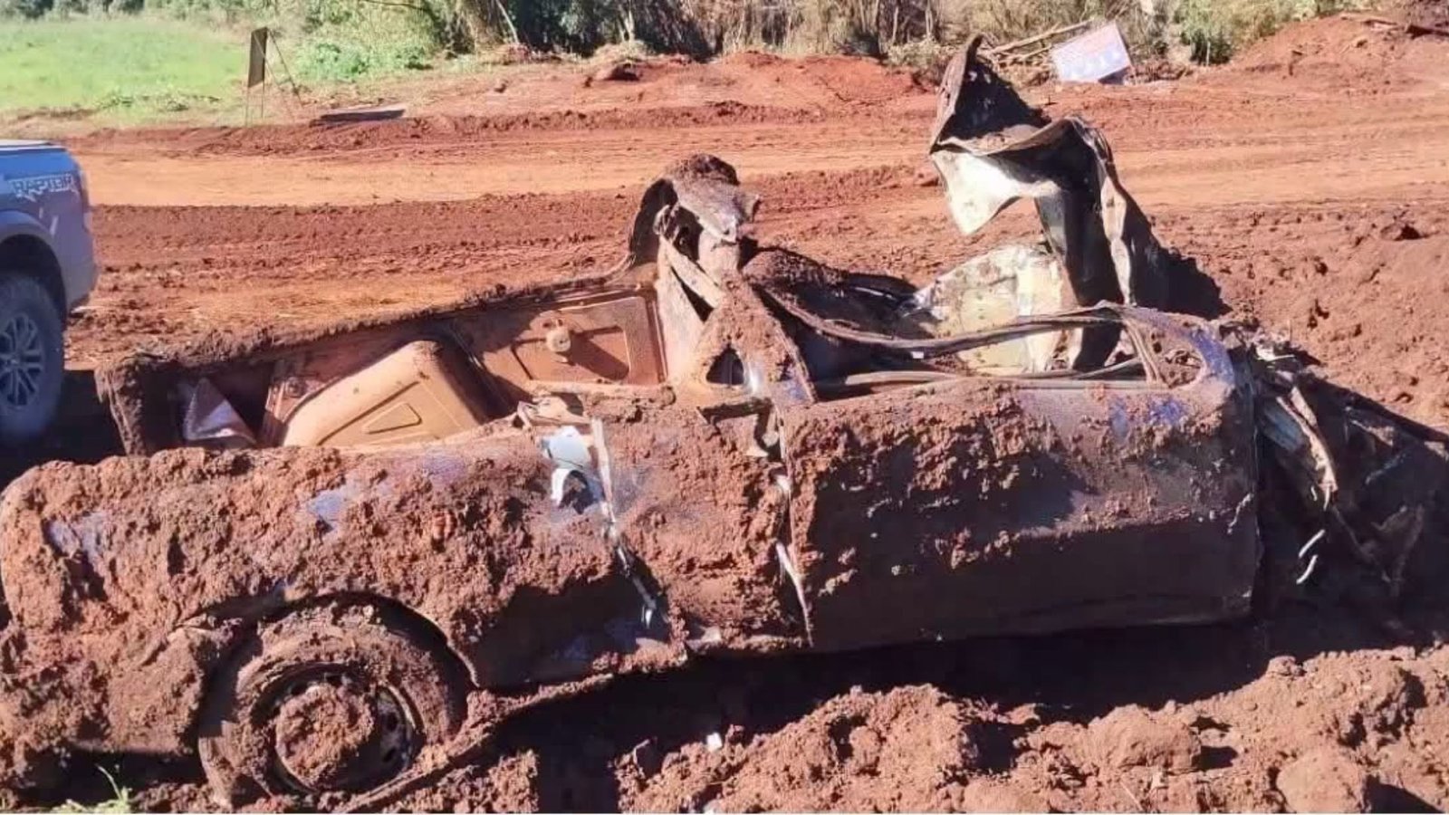 Caminhonete encontrada enterrada durante obra em estrada rural de Pitanga é retirada do local para investigação. Foto: Reprodução/ Redes Sociais.