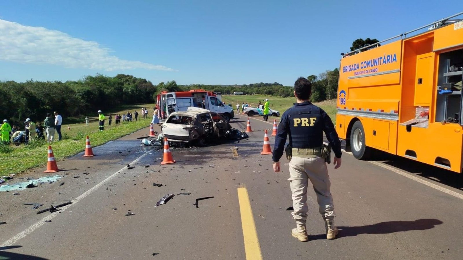 Carro elétrico ficou completamente destruído após incêndio provocado por colisão frontal com uma caminhonete na BR-277, em Candói. Foto: Divulgação/ PRF