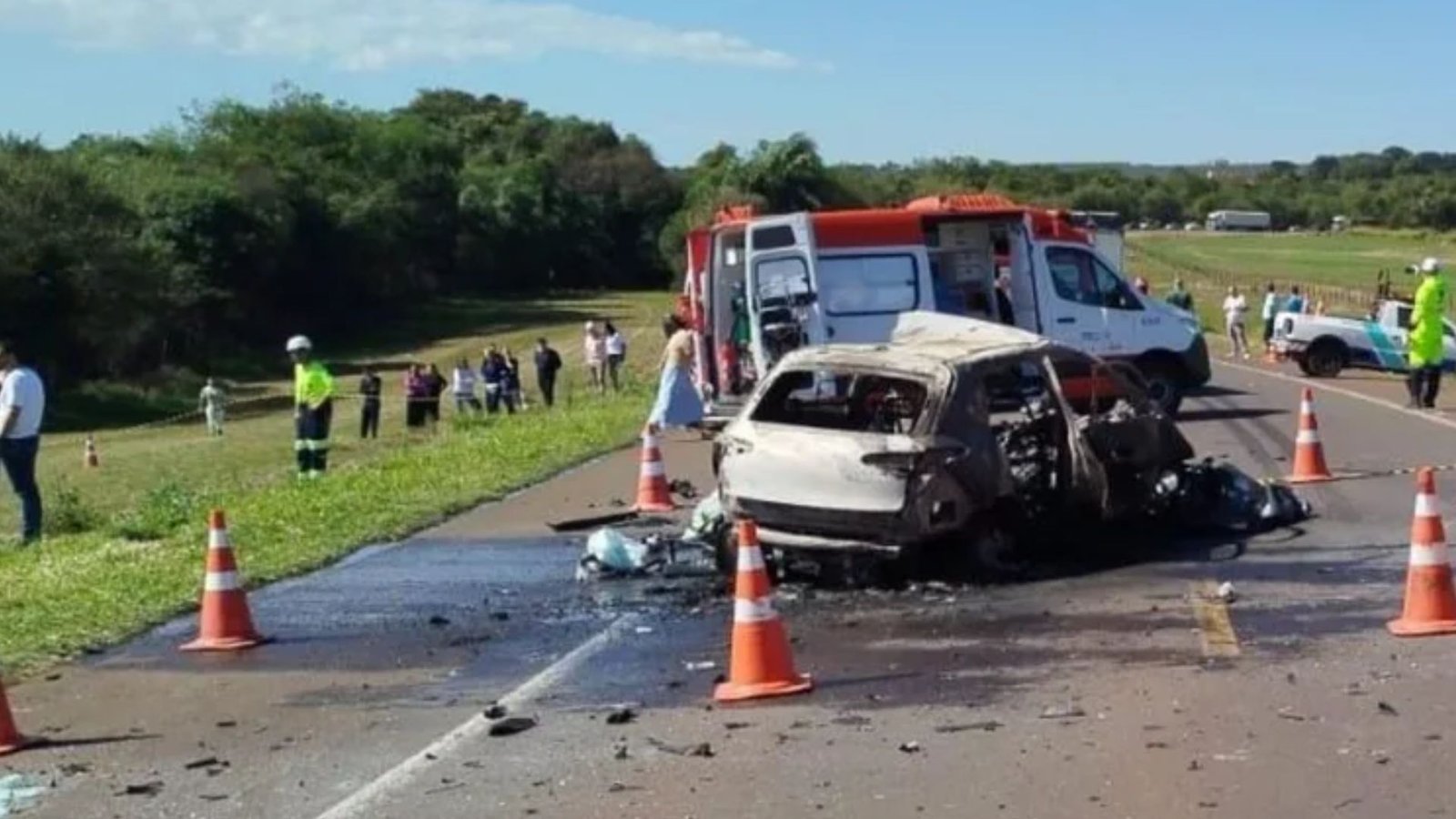 Carro elétrico ficou completamente destruído após a colisão seguida de incêndio na BR-277, em Candói. Foto: Divulgação/ PRF.