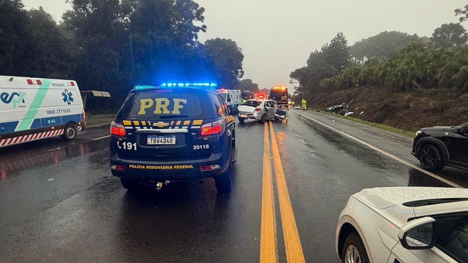 Veículos destruídos após colisão frontal que deixou quatro mortos na BR-277, em Guarapuava. Foto: Divulgação-/ PRF.