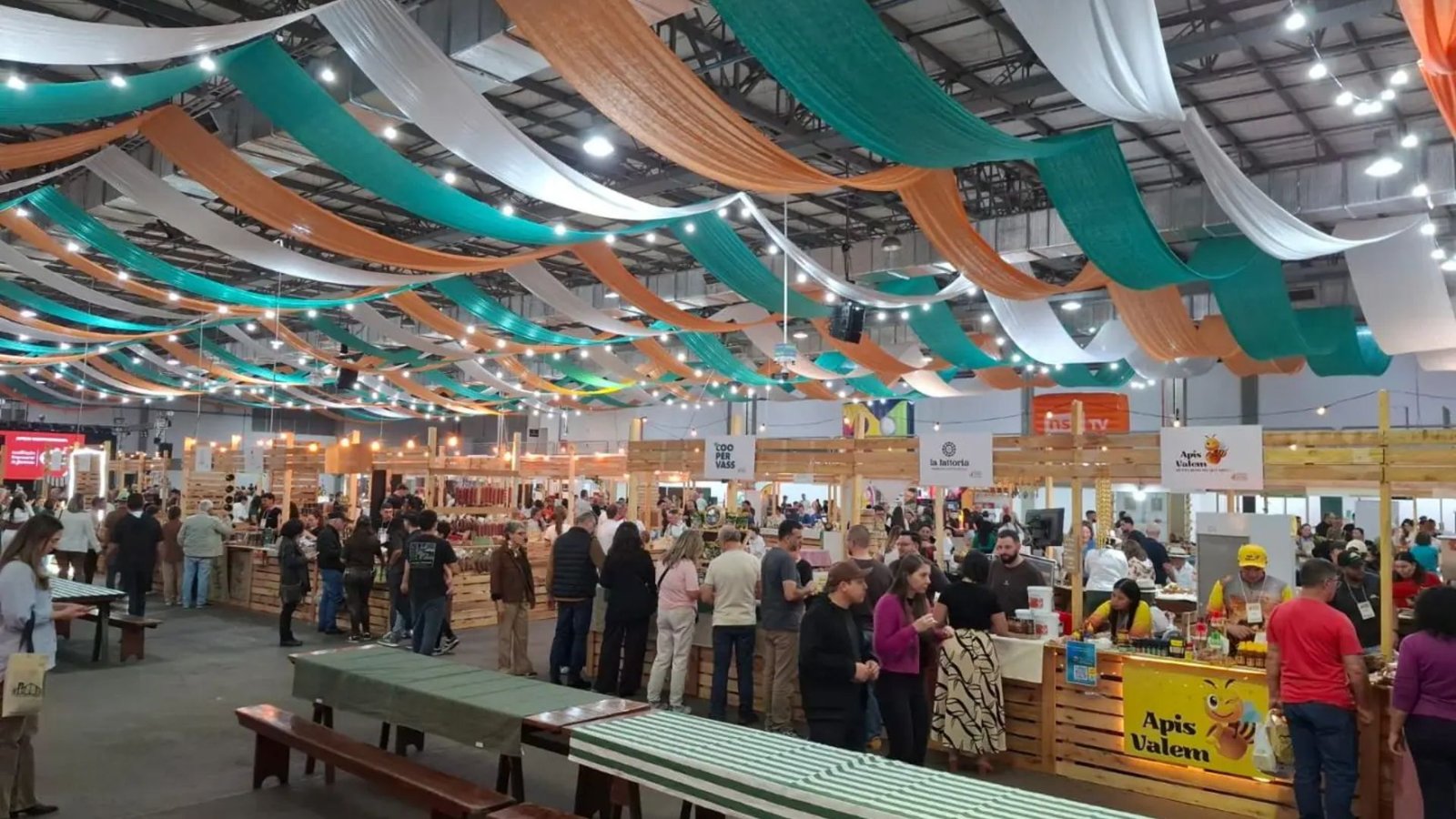 Agroindústrias familiares de Guarapuava conquistaram 10 medalhas no Prêmio Queijo Brasil, realizado em Blumenau (SC). Fotos: Divulgação/ Prefeitura de Guarapuava.