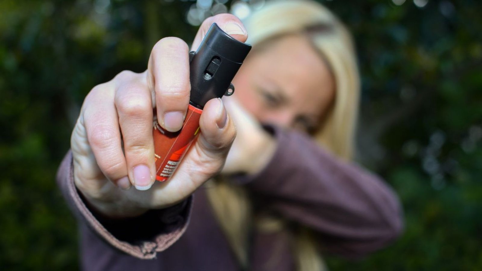 Nova legislação permite que mulheres maiores de 18 anos adquiram e portem spray de pimenta para defesa pessoal, seguindo critérios definidos em lei.