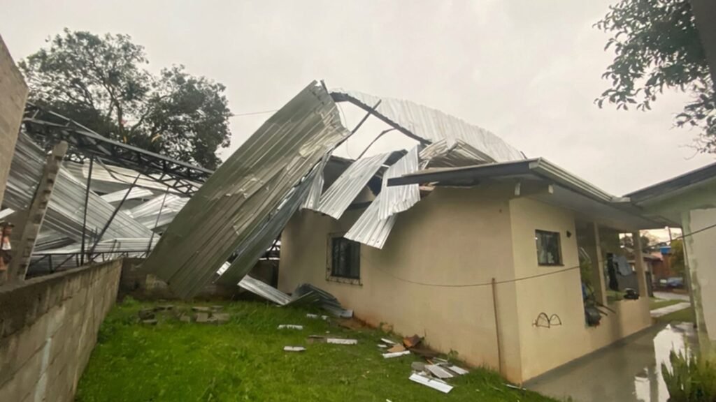 Cobertura de um barracão que foi arrancada pela força do vento e atingiu uma residência em Laranjeiras do Sul.