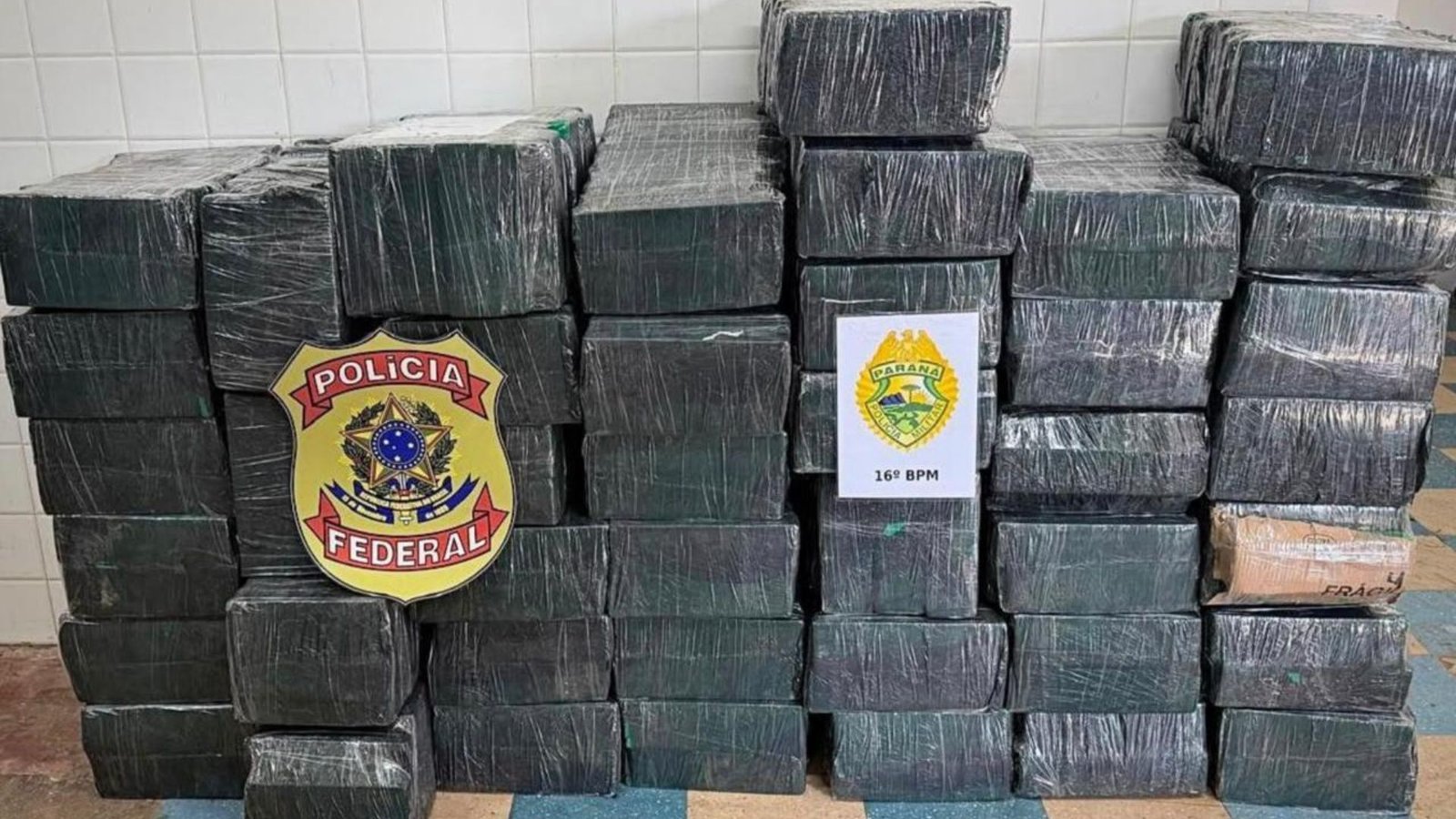 Caminhoneiro foi preso após policiais encontrarem mais de 912 quilos de maconha escondidos na carga durante abordagem em Candói.