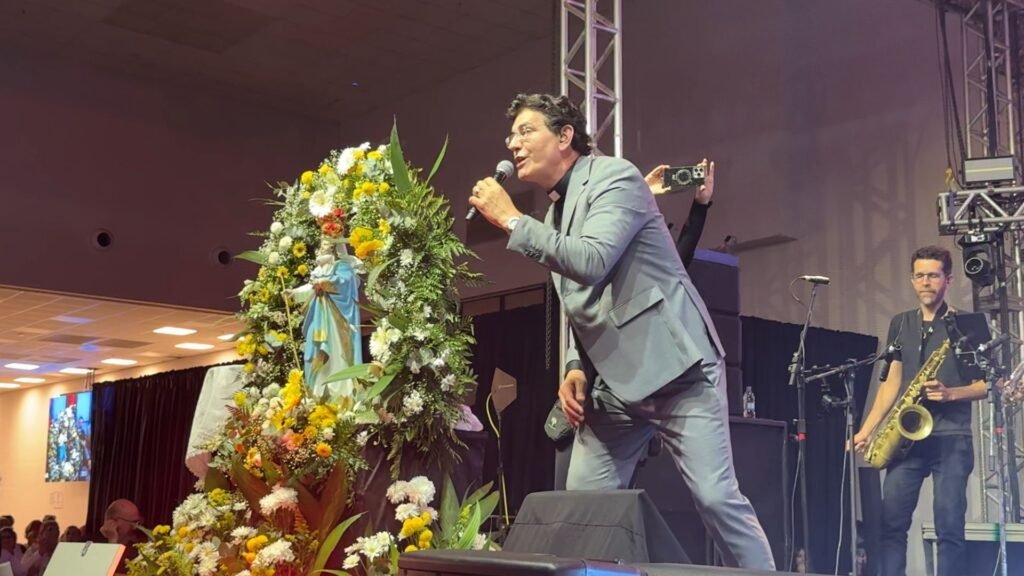 Milhares de fiéis participaram da Santa Missa e do show de Padre Reginaldo Manzotti durante as comemorações dos 60 anos da Diocese de Guarapuava, no Centro de Eventos Cidade dos Lagos. Foto: William Batista.