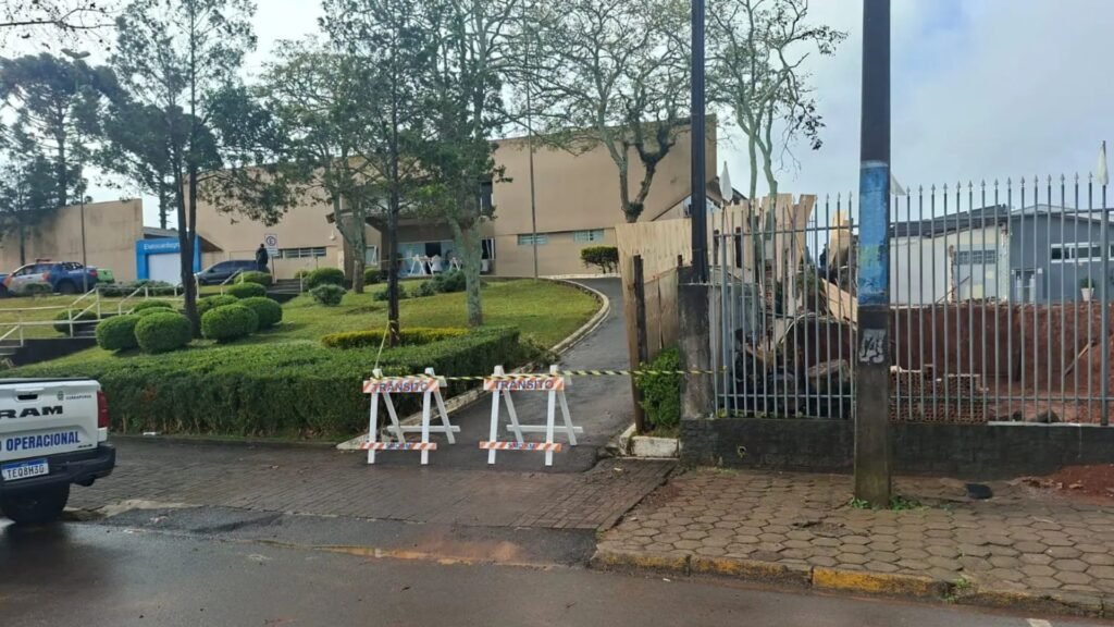 Área isolada pela Defesa Civil na entrada da Urgência Trianon, em Guarapuava. Fotos: Divulgação/ Prefeitura de Guarapuava.