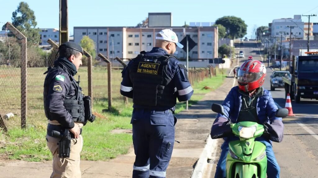 Blitz educativa orienta motociclistas durante campanha de conscientização no trânsito em Guarapuava. Fotos: Divulgação/ Prefeitura de Guarapuava