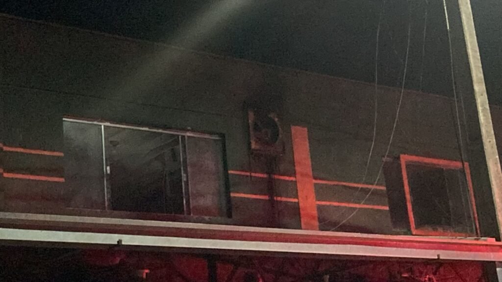 Equipes atendem incêndio em supermercado no município de Pinhão durante a noite. Fotos: Divulgação/ Corpo de Bombeiros