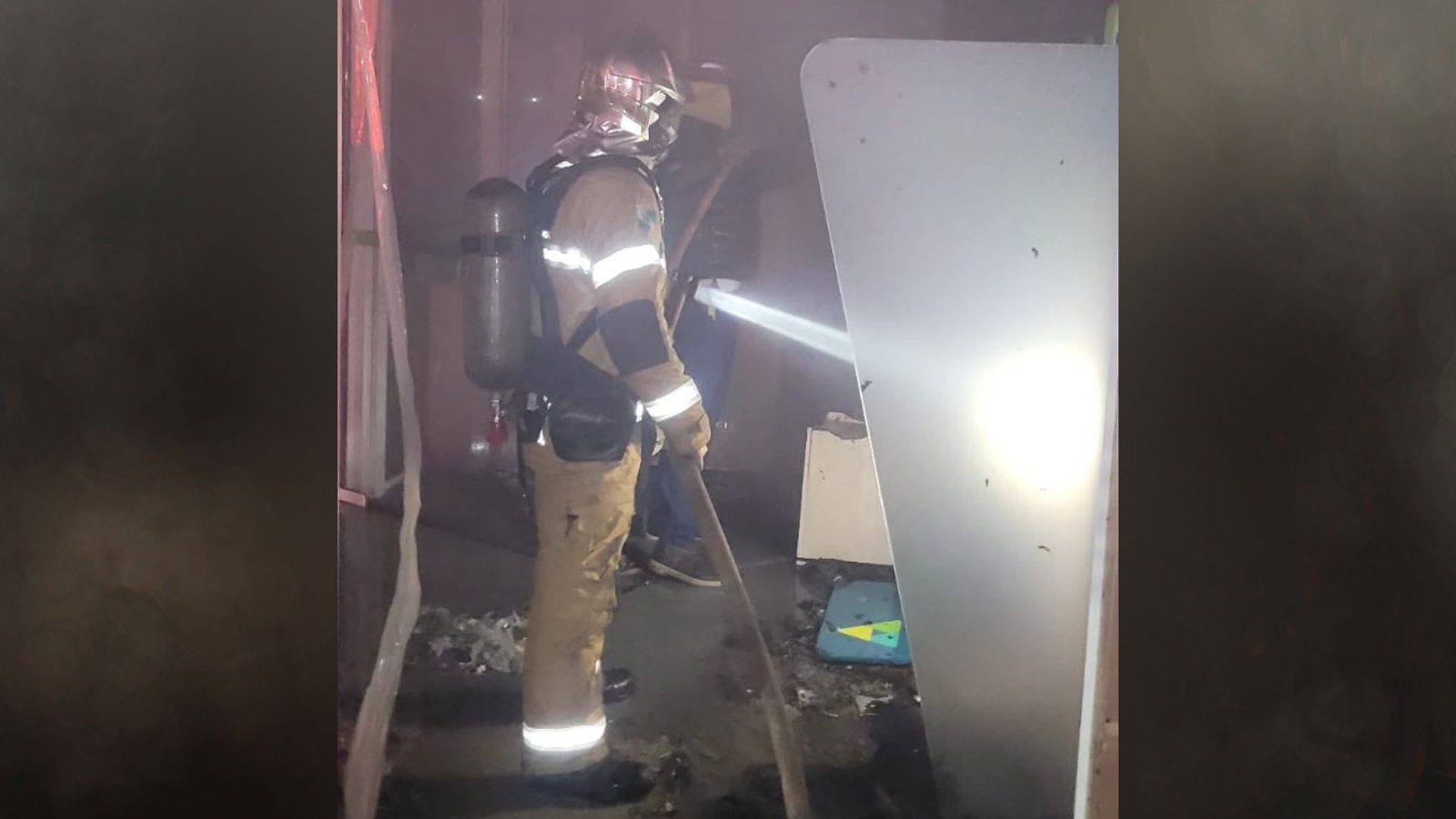 Princípio de incêndio atingiu a agência do Sicoob Integrado em Cantagalo e mobilizou equipes da Defesa Civil e do Corpo de Bombeiros. Foto: Divulgação/ Corpo de Bombeiros