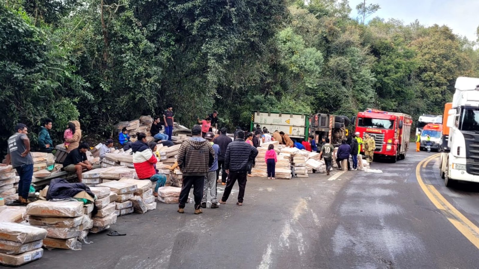Carreta tombada às margens da BR-277, em Nova Laranjeiras, após acidente que deixou o motorista gravemente ferido e teve a carga saqueada. Foto: Reprodução/ Redes Sociais