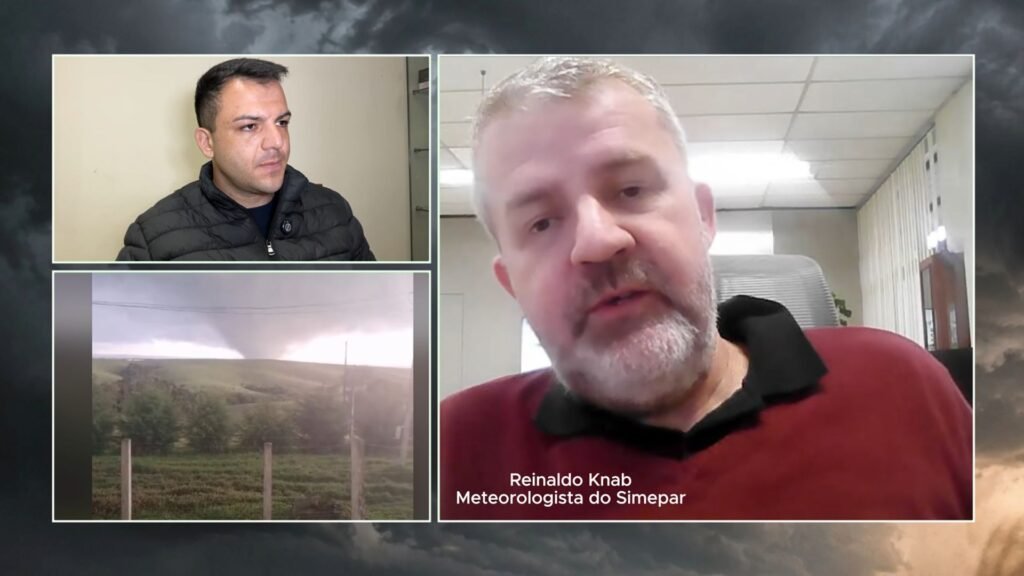 Meteorologista Reinaldo Knab, do Simepar, durante entrevista ao repórter William Batista, do Atento News, sobre a ocorrência de tornados e tempestades severas no Paraná. Foto: Reprodução/ Atento News