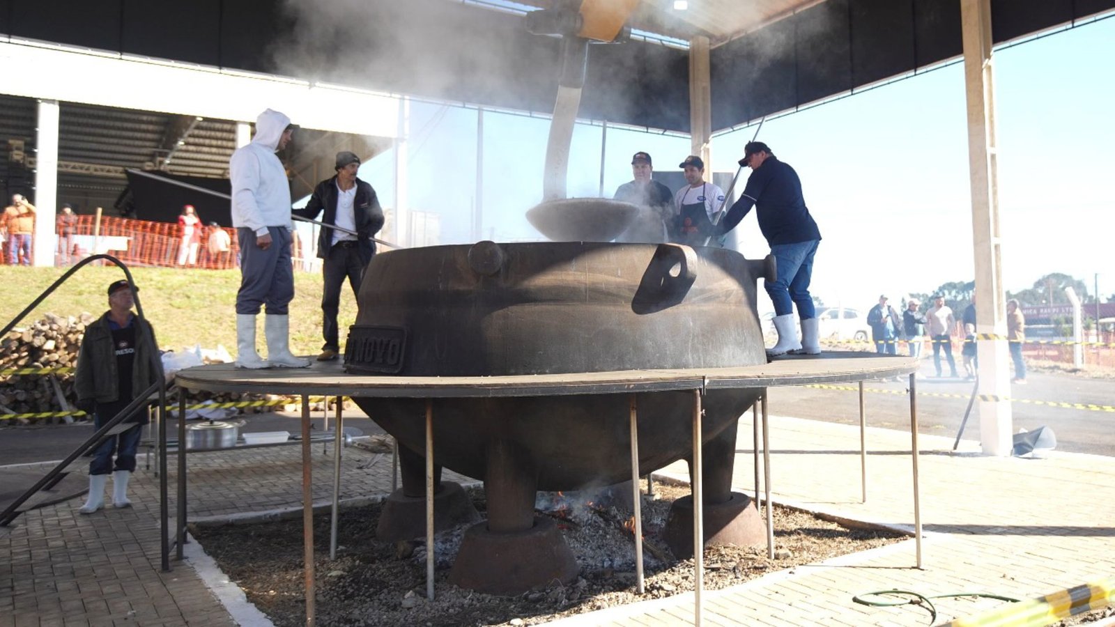 Fenafep é conhecida pela preparação da feijoada em uma panela gigante e será realizada de 14 a 16 de agosto, em Prudentópolis. Foto: Divulgação.