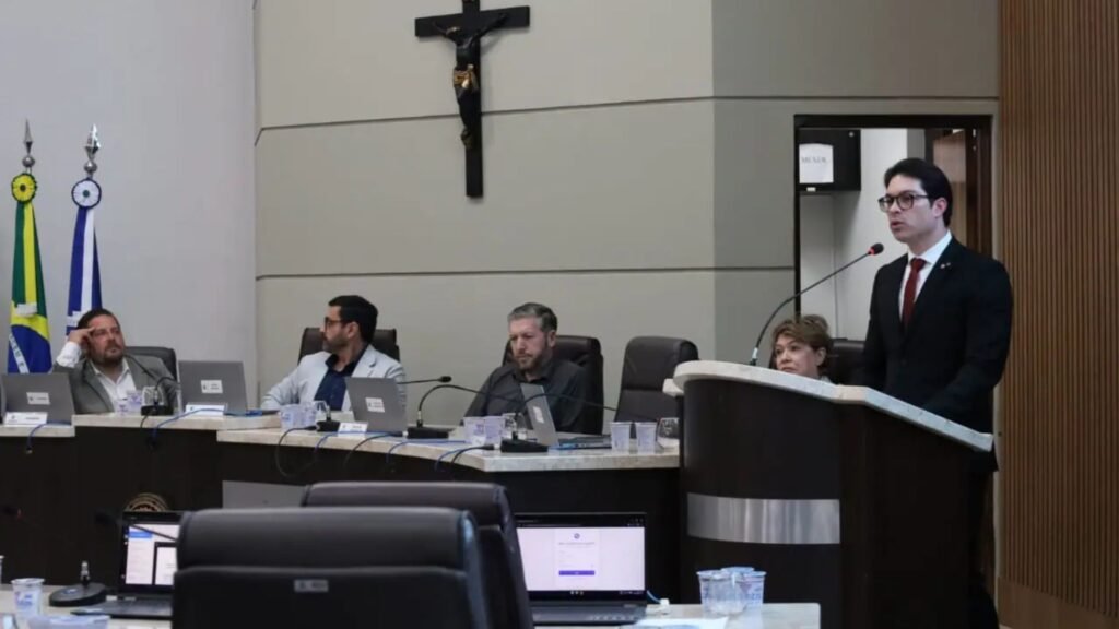 Promotor Diego André Coqueiro Barros durante apresentação na Câmara de Guarapuava sobre proteção de crianças e adolescentes e combate ao abuso sexual infantil. Foto: Prefeitura de Guarapuava