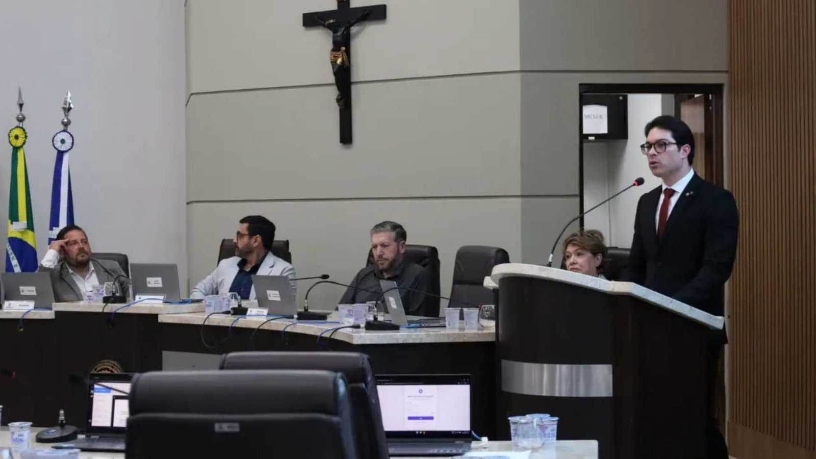 Promotor Diego André Coqueiro Barros durante apresentação na Câmara de Guarapuava sobre proteção de crianças e adolescentes e combate ao abuso sexual infantil. Foto: Prefeitura de Guarapuava