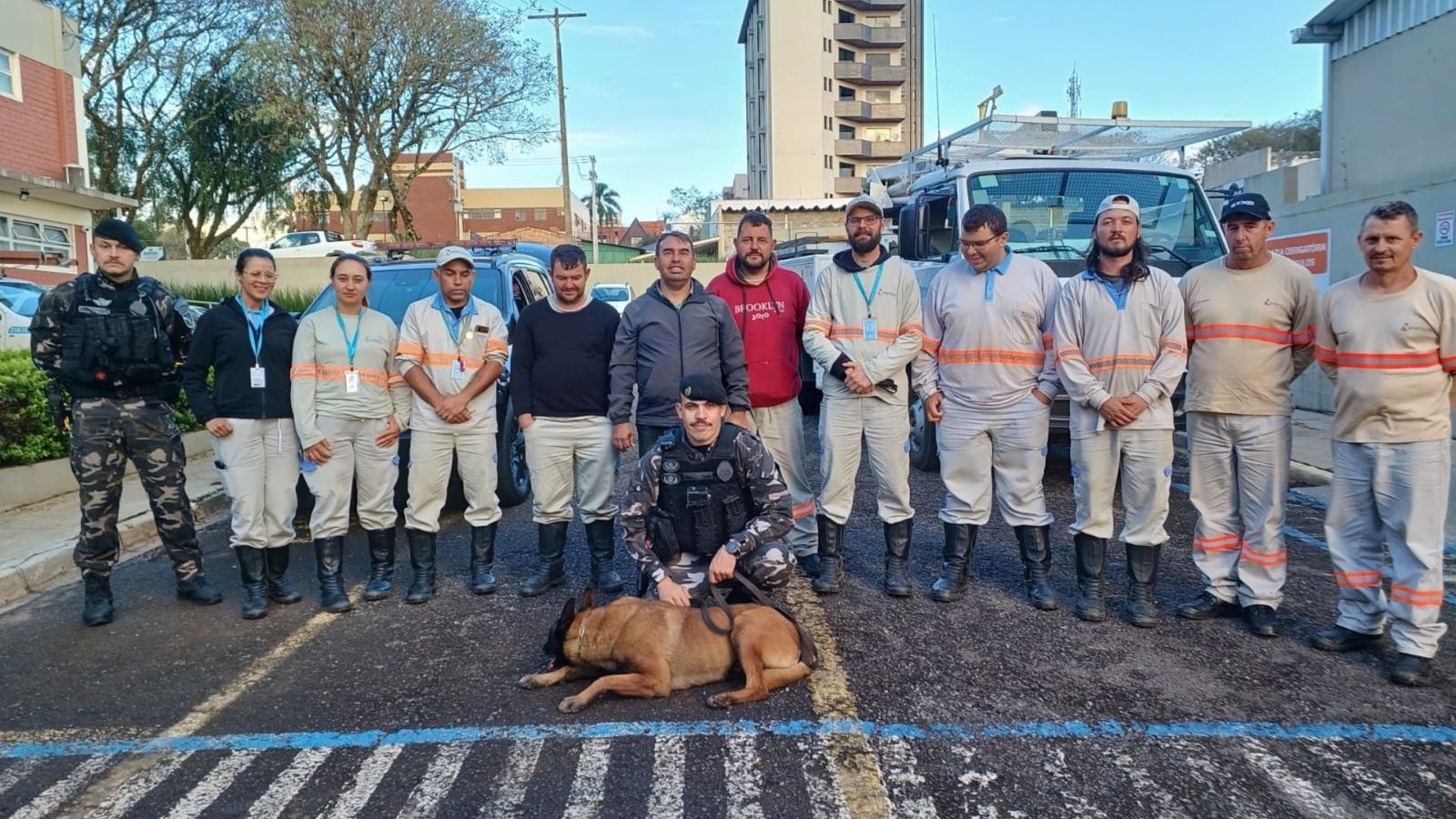 Treinamento realizado pela Energisa Sul-Sudeste em parceria com o 16º Batalhão da Polícia Militar orienta leituristas sobre como agir diante do risco de ataques de cães. Foto: Divulgação/ Energisa