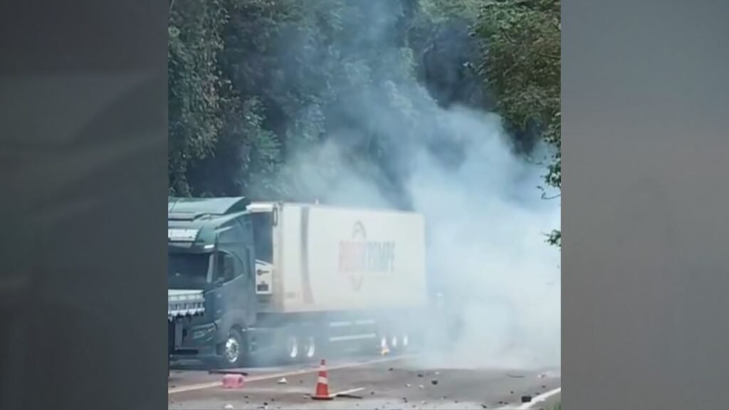Polícia Civil abriu inquérito para investigar o saque de carga e o confronto registrados após acidente entre caminhões na BR-277, em Nova Laranjeiras. Foto: Reprodução/Redes Sociais.