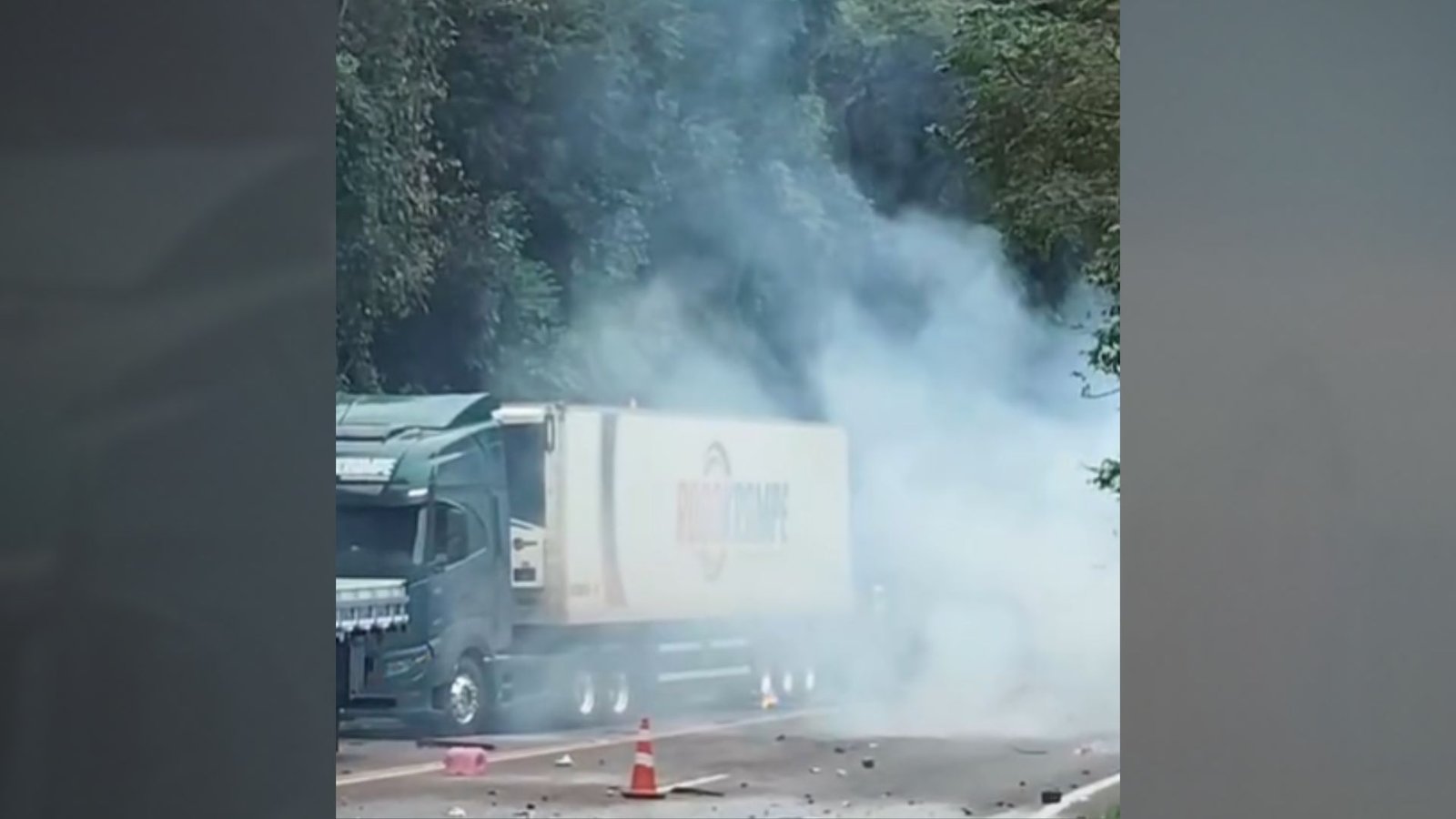 Polícia Civil abriu inquérito para investigar o saque de carga e o confronto registrados após acidente entre caminhões na BR-277, em Nova Laranjeiras. Foto: Reprodução/Redes Sociais.