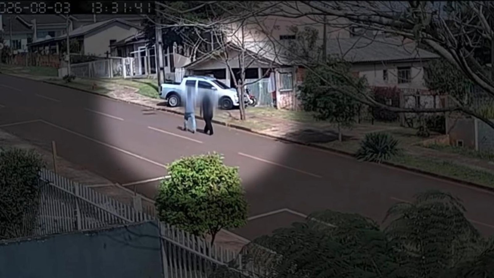 O sinal internacional de socorro foi percebido por um motorista, que acionou a Polícia Militar e contribuiu para o resgate da vítima. Foto: Reprodução/ SBT