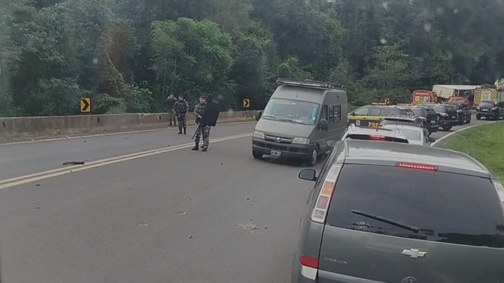 Rodovia ficou interditada por horas, acumulou cerca de 13 quilômetros de filas e foi liberada por volta das 21h30. Foto: Reprodução/ Redes Sociais.