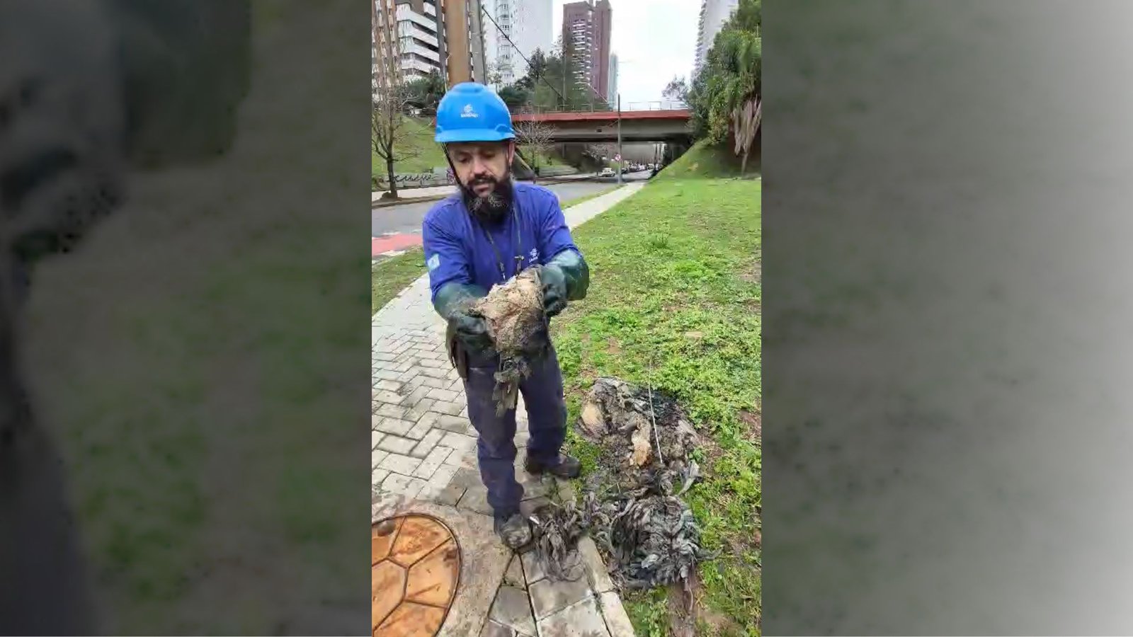 Técnico da Sanepar mostrou resíduos encontrados durante a desobstrução de uma rede de esgoto em Curitiba e alertou para o descarte incorreto. Foto: Reprodução/ Sanepar.