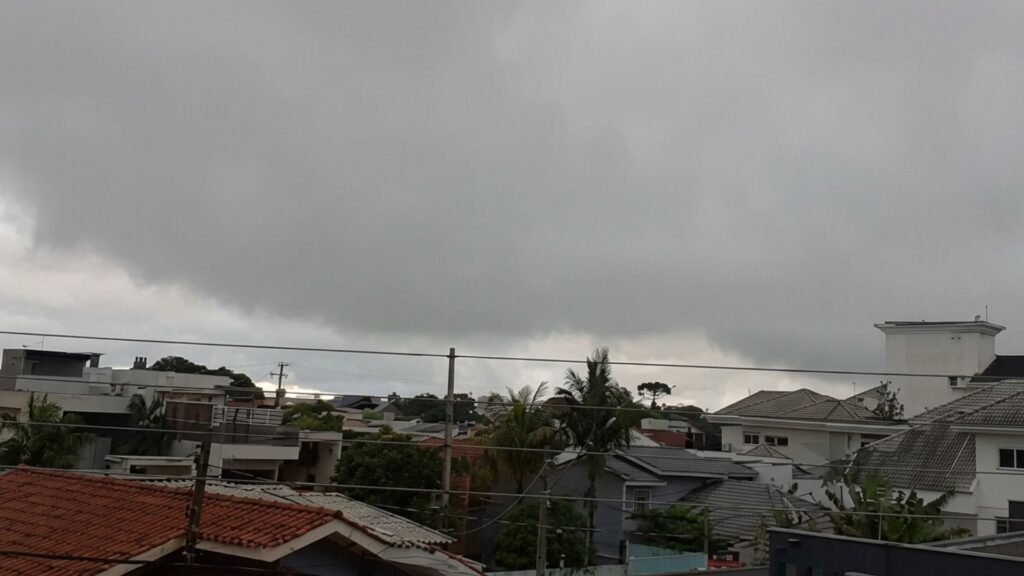 Imagens registradas em diferentes municípios do Paraná mostram o avanço das instabilidades provocadas pela frente fria associada a um ciclone extratropical. Foto: Reprodução/ Fábio Ribeiro/ Divulgação Simepar