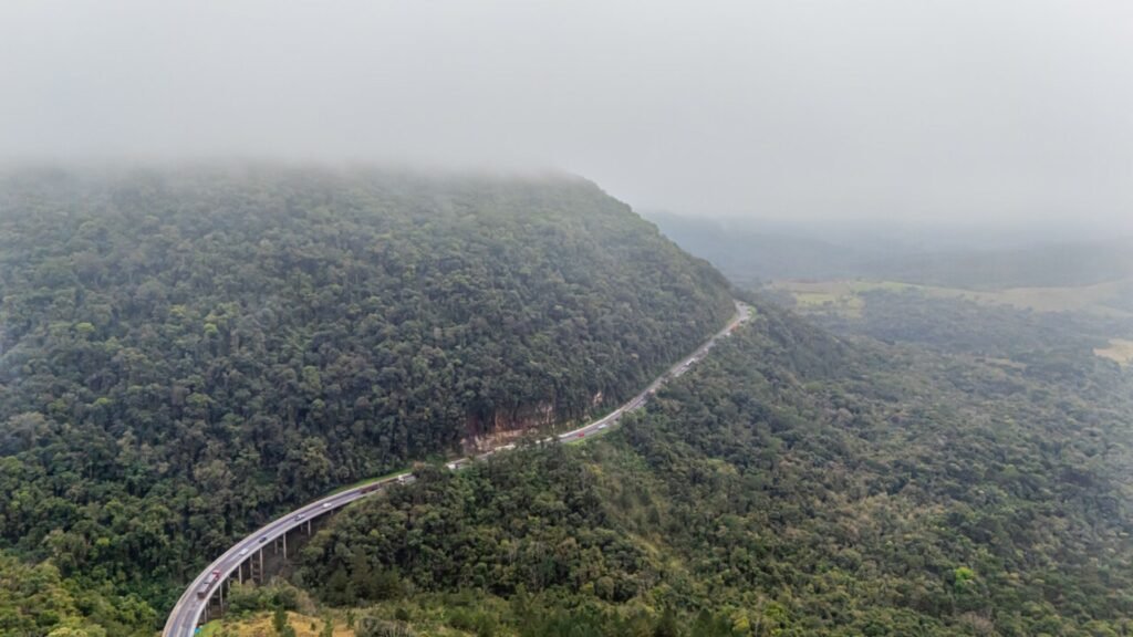 Trabalhos preventivos realizados pela EPR Iguaçu no km 312 da BR-277, na Serra da Esperança, em Prudentópolis. Foto: Divulgação/ EPR Iguaçu