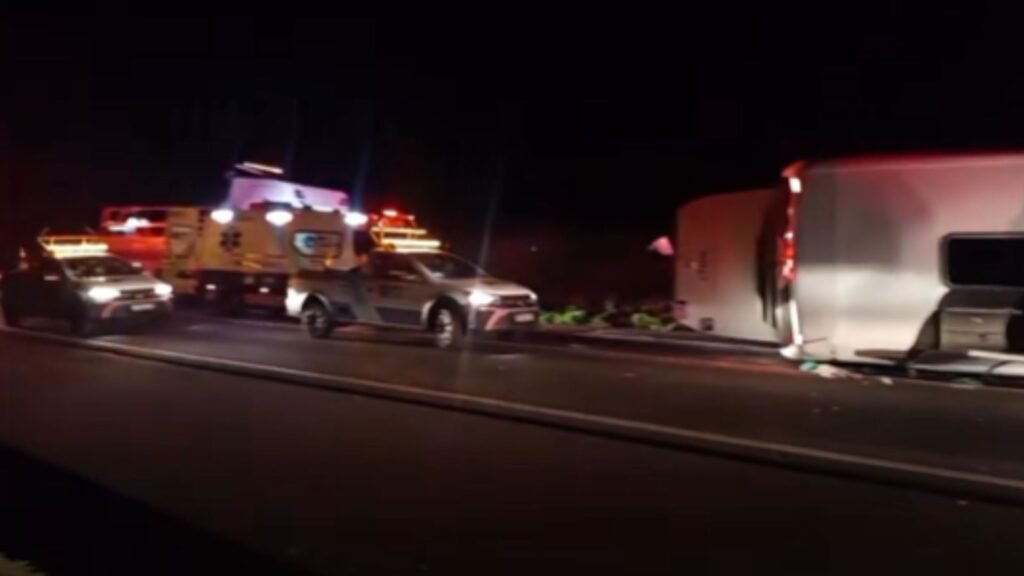 Colisão entre carro e ônibus deixou um motorista morto e mais de 40 pessoas feridas na BR-277, em Candói