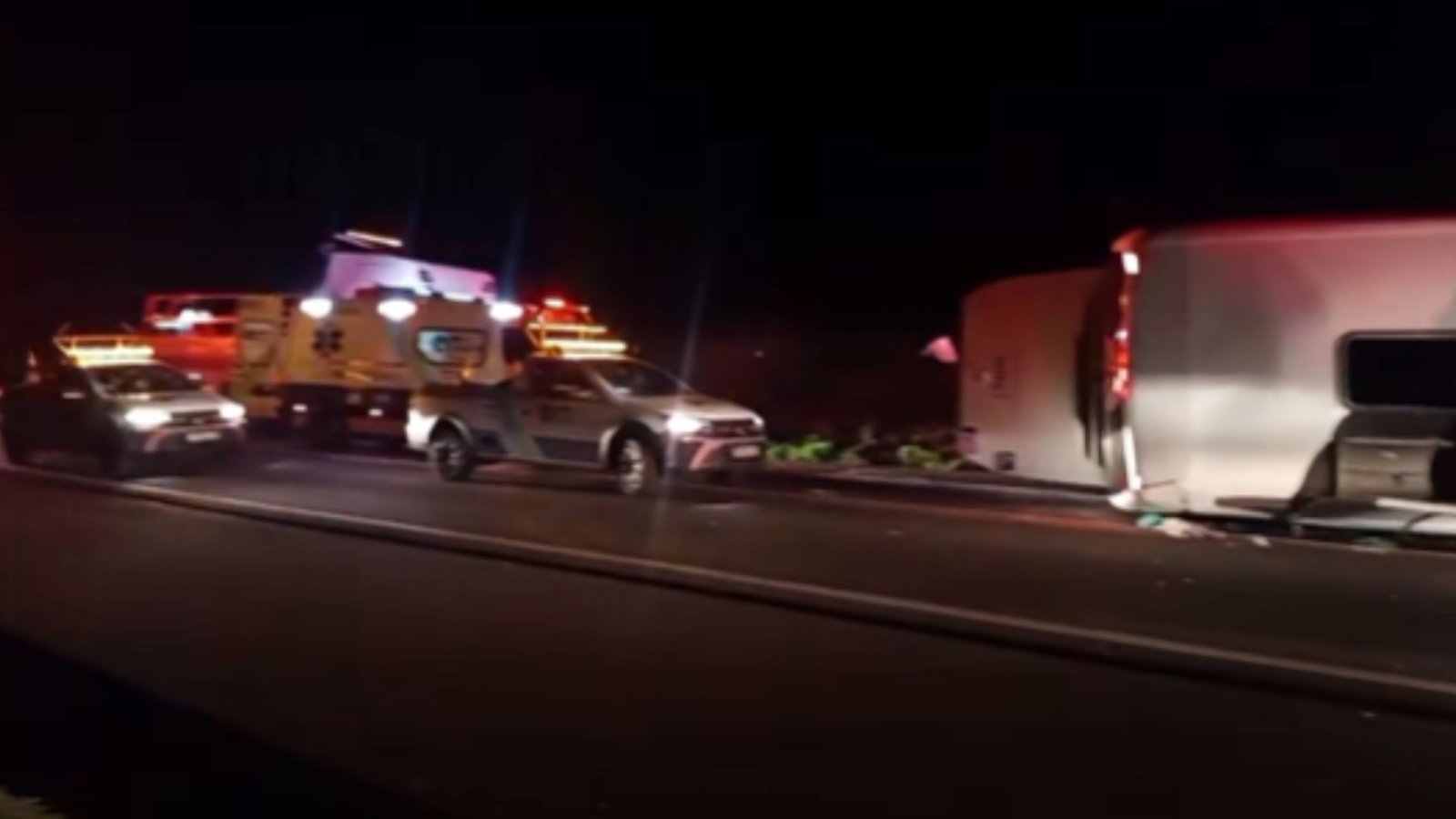 Colisão entre carro e ônibus deixou um motorista morto e mais de 40 pessoas feridas na BR-277, em Candói