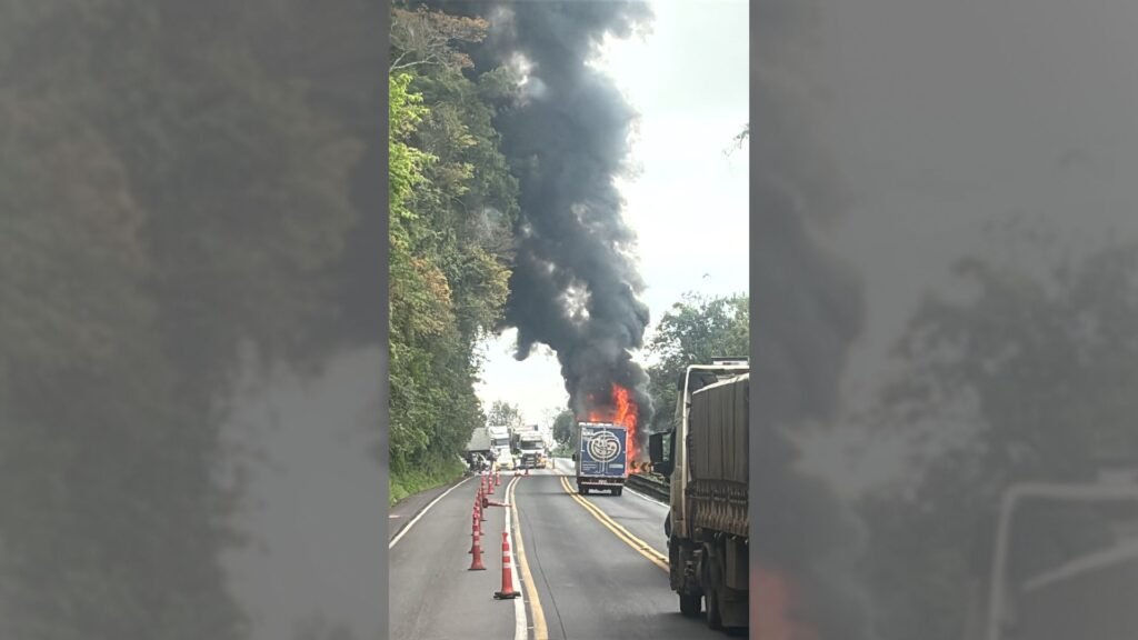 Incêndio atingiu um caminhão-trator com semirreboque no km 313 da BR-277. Foto: Reprodução/ Redes Sociais