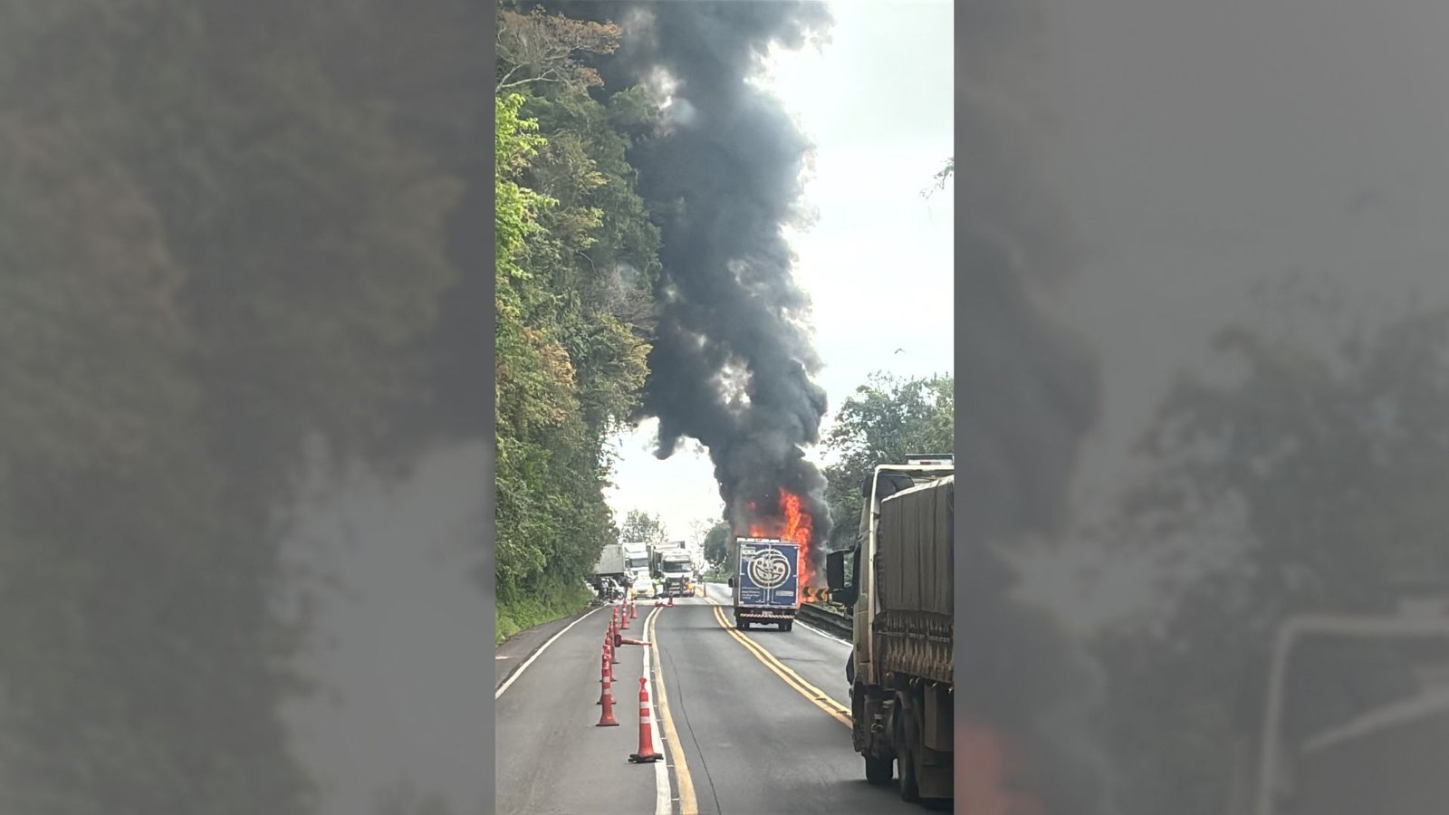 Incêndio atingiu um caminhão-trator com semirreboque no km 313 da BR-277. Foto: Reprodução/ Redes Sociais
