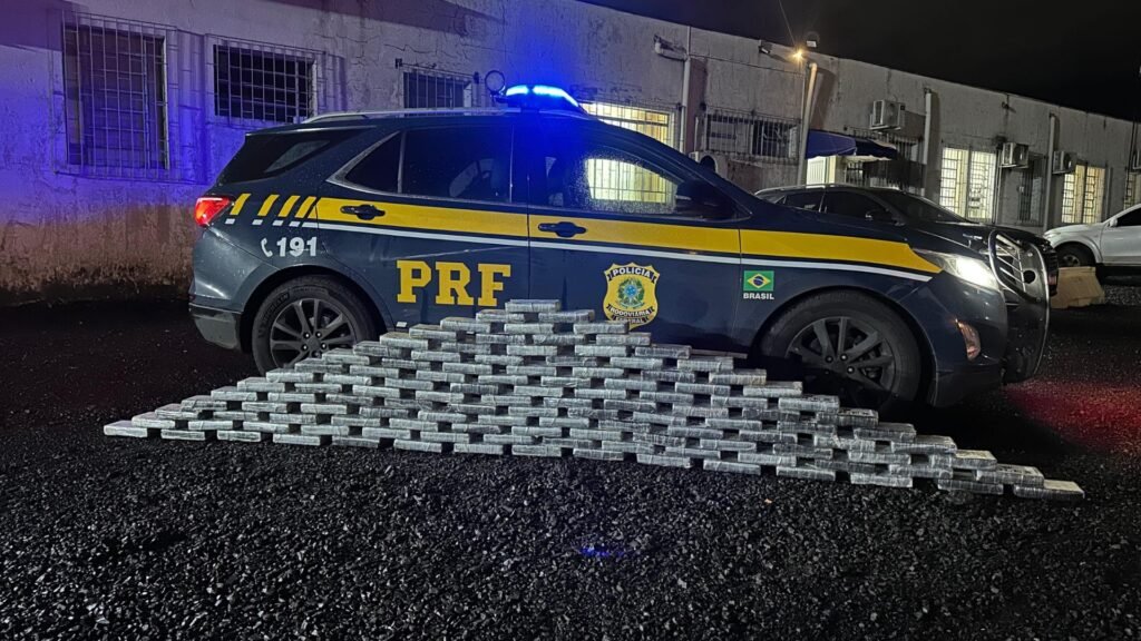 PRF apreendeu 132 quilos de cloridrato de cocaína encontrados em um compartimento oculto de uma carreta na BR-277, em Virmond. Foto: Divulgação/PRF.